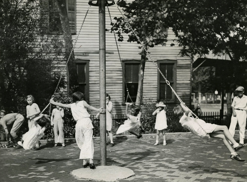 1932: Swings